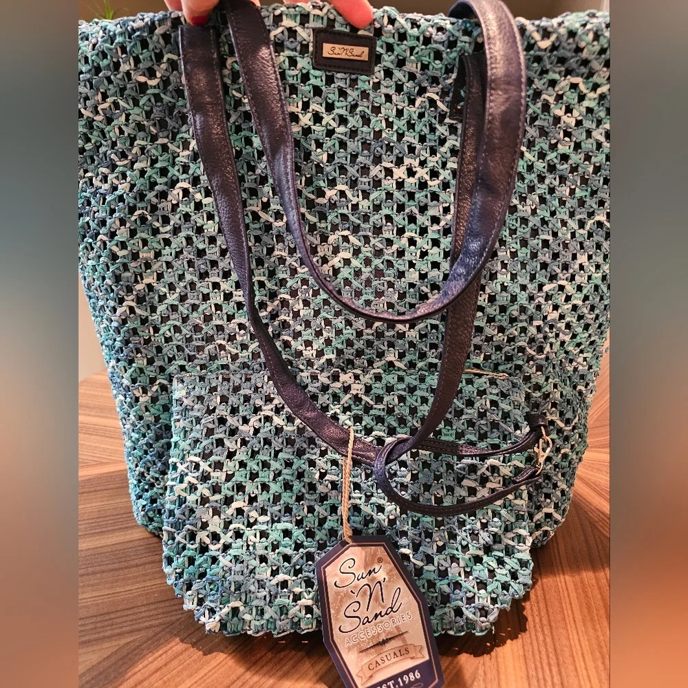 NWT Stylish Blue and White Knit Shoulder Bag - Picture 2 of 3